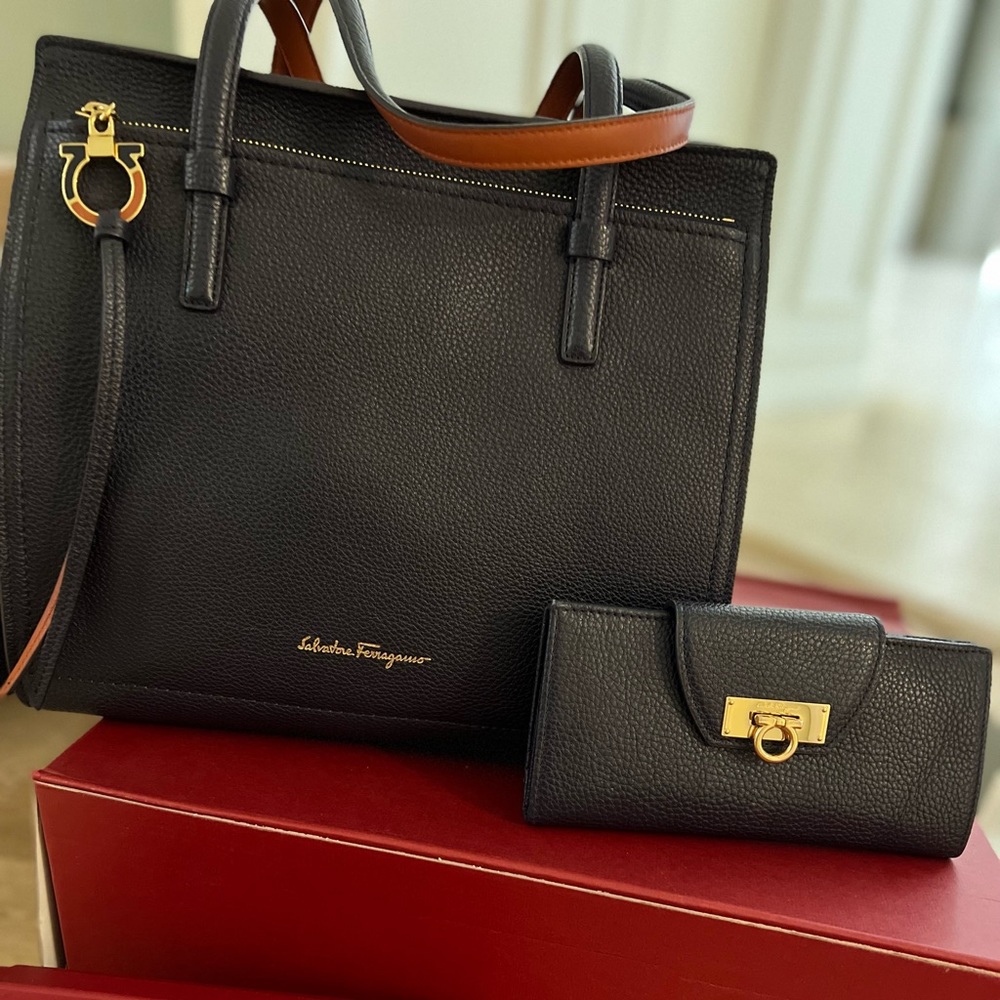 SALVATORE FERRAGAMO NAVY/ORANGE PEBBLE LEATHER & MATCHING WALLET *LIKE NEW*